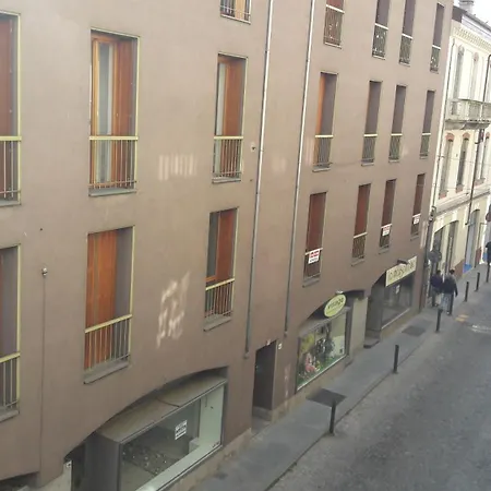 アパート Con Garage *